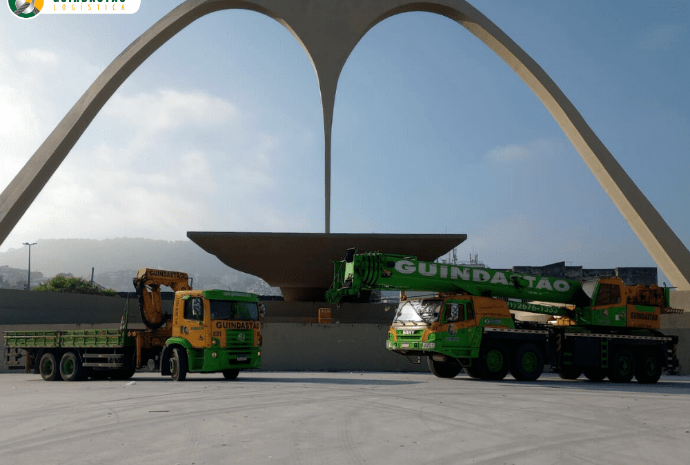 Guindastes gigantes movimentam o Sambódromo do Rio de Janeiro em preparação para o Carnaval