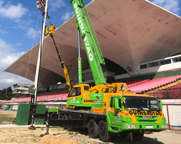 Serviço de Içamento no Estádio da Associação Portuguesa de Desportos na Ilha do Governador